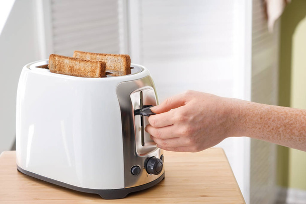 Kobieta co tosty na śniadanie - Zdjęcie, obraz