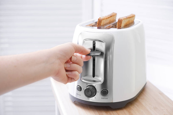 Frau macht Toasts zum Frühstück - Foto, Bild