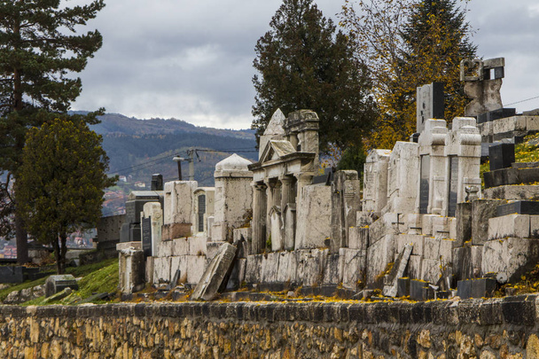 Histórico abandonado Cemitério Judaico em Sarajevo. Bósnia e Herzegovina
 - Foto, Imagem