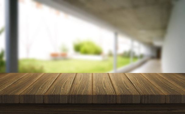 Houten bruin tafelblad tegen de wazige gang, doorgang en binnenplaats van het huis.Voor product display montage of ontwerp is de belangrijkste visuele van de lay-out. - Foto, afbeelding