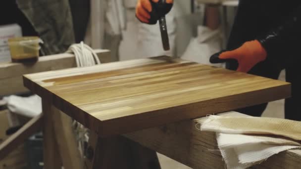 Práce způsobí, že hřebík na dřevěné detaily - Záběry, video
