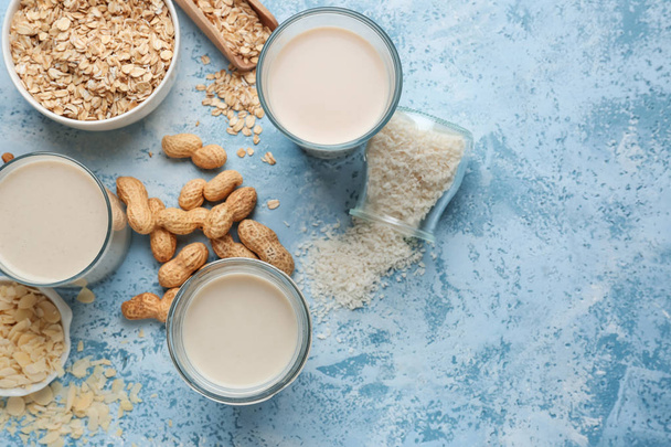 Az ízletes vegán tej választék a színes háttéren - Fotó, kép