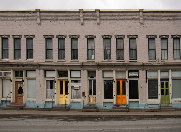 portas coloridas na pequena cidade
 - Foto, Imagem