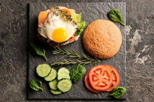 Sabrosa hamburguesa con verduras sobre fondo grunge
 - Foto, Imagen