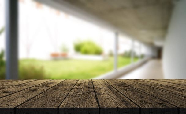Drewniany brązowy blat stołu przed zamazanym korytarzem, przejście i dziedziniec domu.Dla montażu wyświetlacza produktu lub projekt jest kluczowym wizualnym układu. - Zdjęcie, obraz