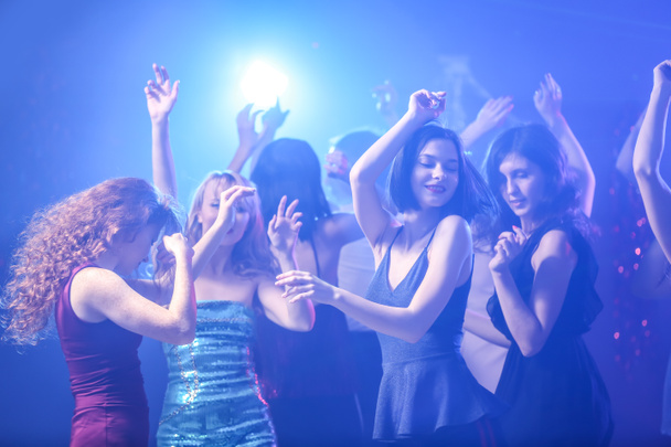 Belas mulheres jovens dançando no clube noturno
 - Foto, Imagem
