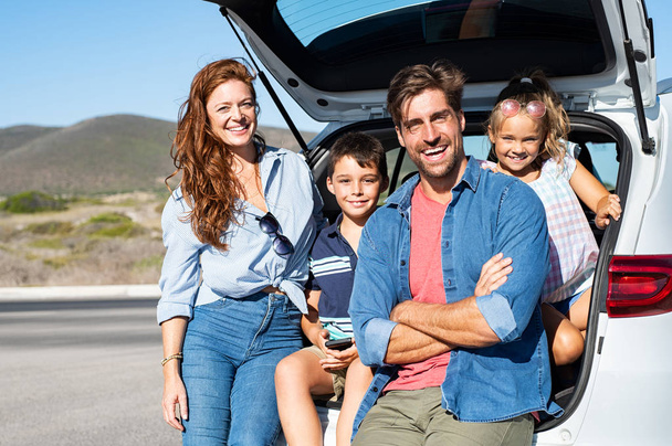 Family sitting in car trunk - Foto, immagini