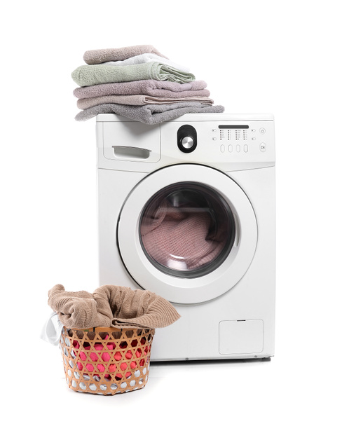 Machine à laver moderne et buanderie sur fond blanc
 - Photo, image