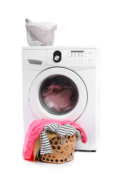 Máquina de lavar roupa moderna e lavanderia no fundo branco
 - Foto, Imagem