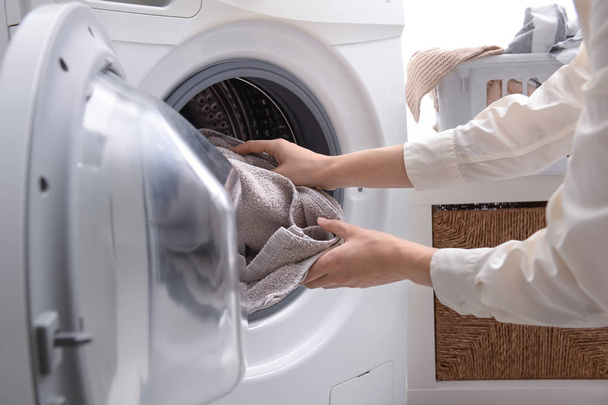 Femme faisant la lessive à la maison - Photo, image