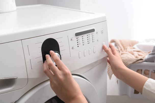 Donna accensione lavatrice, primo piano
 - Foto, immagini