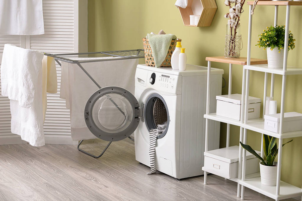 Eve çamaşır odası modern çamaşır makinesi ile iç - Fotoğraf, Görsel