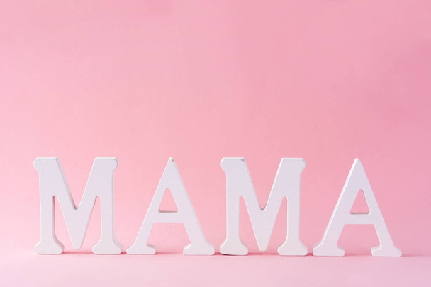 Mamãe palavra sobre fundo rosa. Dia das Mães. Espaço de cópia
 - Foto, Imagem