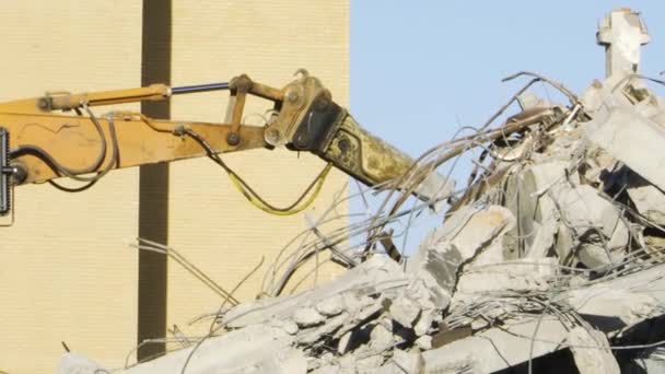 Ciągnik z manipulatorem zgruje ruiny na budowie - Materiał filmowy, wideo
