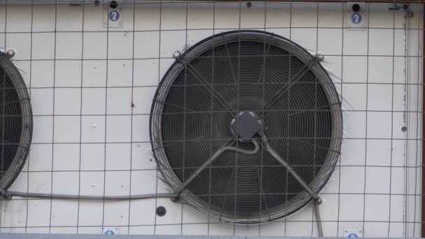 Endüstriyel klimanın fanı hızla rotasyona yavaş yavaş durarak döner - Video, Çekim