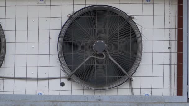 O ventilador do condicionador de ar industrial gira rapidamente pára gradualmente completamente, parando a rotação
 - Filmagem, Vídeo