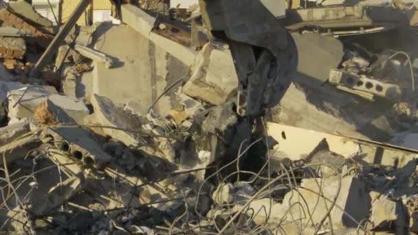 Tractor harken stukken van het gebouw in de ruïnes van de bouwplaats - Video