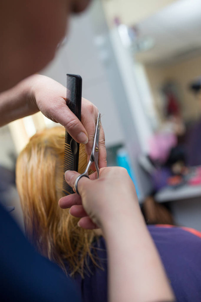 Tijeras de corte de cabello femenino en salón de belleza
 - Foto, imagen