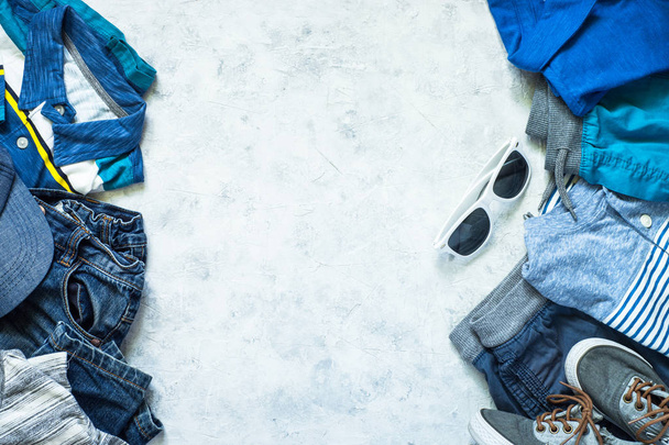 Kinderbekleidung - Jeans, Polo und Turnschuhe von oben. - Foto, Bild