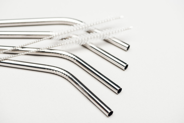 close up view of of stainless steel straws and cleaning brushes isolated on grey - Foto, Imagem