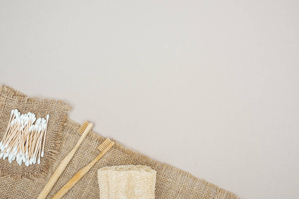 spazzolini di bambù, spugna biologica, tamponi di cotone e sacco marrone su fondo grigio
 - Foto, immagini