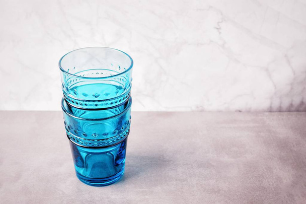 Dos vasos azules vacíos sobre un fondo de mármol claro. Copiar espacio
. - Foto, Imagen
