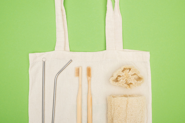 paja de acero inoxidable, cepillos de dientes de bambú orgánicos y esponja en bolsa de algodón
 - Foto, Imagen