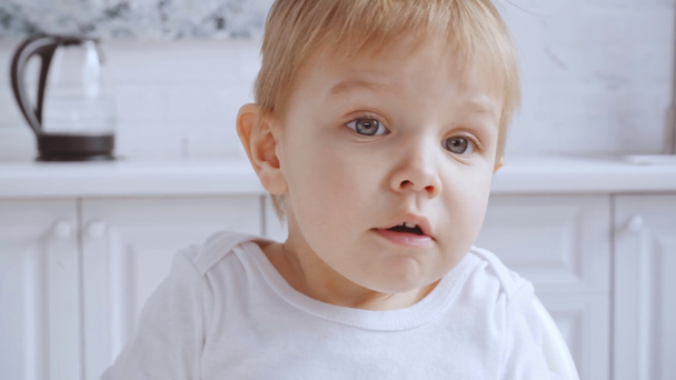 niedliche Kleinkind Junge zeigt Emotionen und zeigt mit dem Finger auf Kamera - Filmmaterial, Video