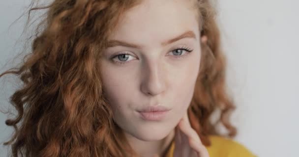 Portrait of a Beautiful Young Girl with Curly Hair - Filmagem, Vídeo