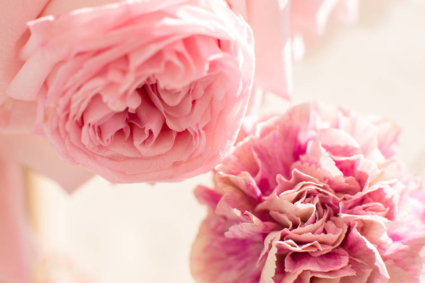 zbliżenie bukiet świeżych goździków i róż. Zdarzenia dekoracji ze świeżych kwiatów - Zdjęcie, obraz