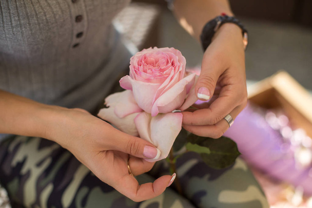 Closeup květinářství dívka připravuje čerstvé květiny na výzdobu událost. Svatební květinář uspořádá pracovního postupu - Fotografie, Obrázek