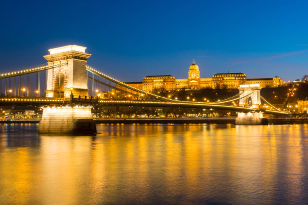 De brug van de ketting over de rivier van Donau bij zonsondergang in Boedapest, Hongarije - Foto, afbeelding