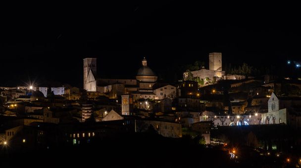 Assisi, Umbria,  Perugia, panorama notturno  - Fotoğraf, Görsel