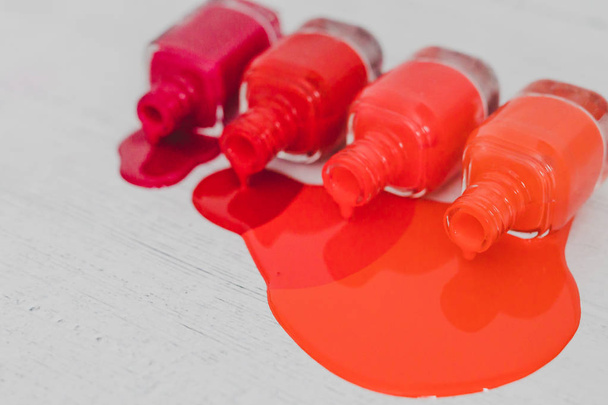 nail polish bottles in different shades of red to orange and pur - Фото, изображение