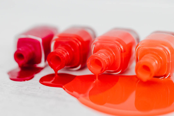 garrafas de verniz de unhas em diferentes tons de vermelho a laranja e pur
 - Foto, Imagem