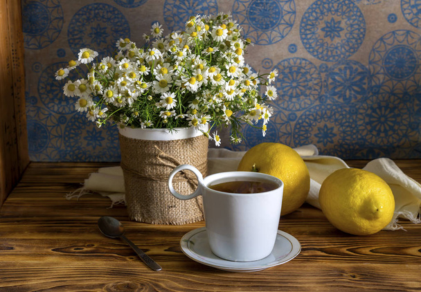 Chá feito de camomila cura no fundo de madeira
  - Foto, Imagem
