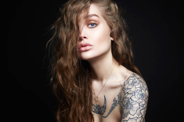 Sexy mladá žena s tetováním - Fotografie, Obrázek