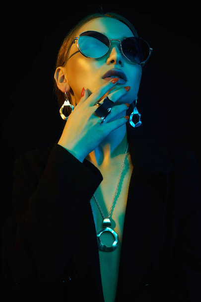 Fashion beautiful girl in sunglasses and jewelry - Φωτογραφία, εικόνα