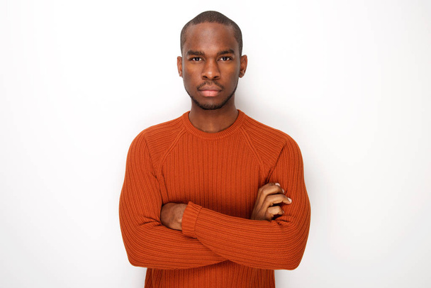 Front portret van ernstige Afro-Amerikaanse man met armen gekruist poseren tegen geïsoleerde witte achtergrond - Foto, afbeelding