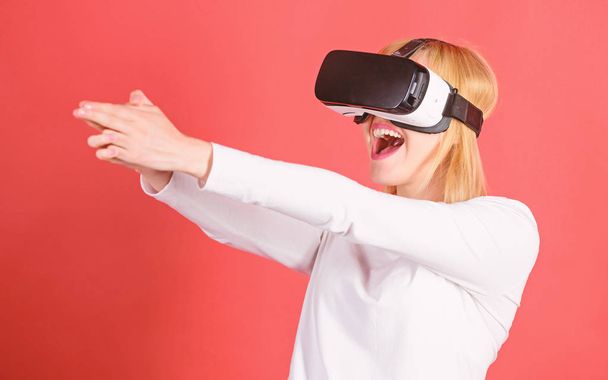 Mujer usando dispositivo VR. La mujer con gafas de realidad virtual. Mujer joven y feliz vistiendo gafas de realidad virtual viendo películas o jugando videojuegos. Realidad virtual juego
. - Foto, Imagen