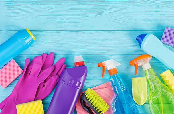 Servicio de limpieza concepto. Set de limpieza colorido para diferentes superficies en cocina, baño y otras habitaciones. Vista superior
 - Foto, imagen