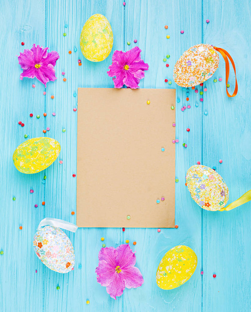 Easter background with flowers and easter eggs. Top view - Foto, afbeelding