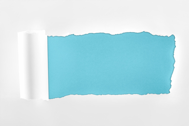 濃い青色の背景に圧延エッジを持つ不規則なテクスチャの白い紙 ロイヤリティフリー写真 画像素材