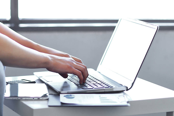 close up.freelancer using laptop for work. people and technology - Fotografie, Obrázek