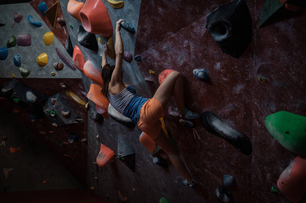 Atletik kadın bouldering spor salonunda pratik - Fotoğraf, Görsel