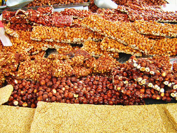 Avellanas, cacahuetes y quebradizos crujientes de sésamo
 - Foto, Imagen