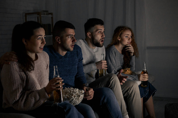 Wstrząśnięty przyjaciele oglądanie horror film z popcorn - Zdjęcie, obraz