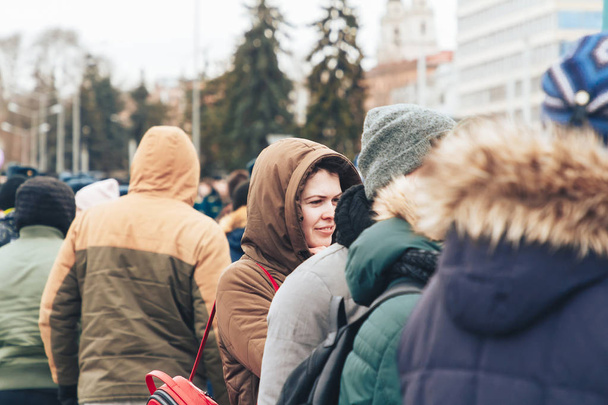 February 23, 2019 Minsk Belarus The race in honor of the holiday on February 23 People walk down the street on holiday - Foto, imagen