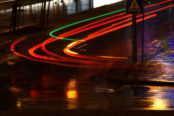 Φώτα αυτοκινήτου πίσω μετατρόχιο για μια βροχερή νύχτα - Φωτογραφία, εικόνα