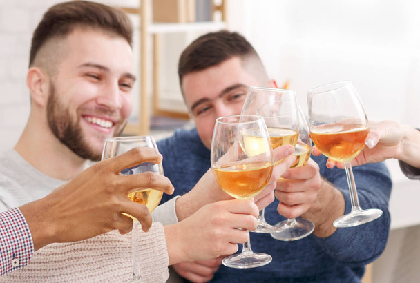 Oslavu setkání. Přátel, cinkání doma sklenky na víno - Fotografie, Obrázek